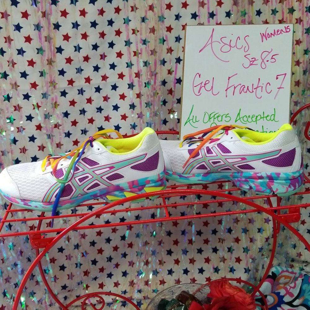 Women's tennis shoes
